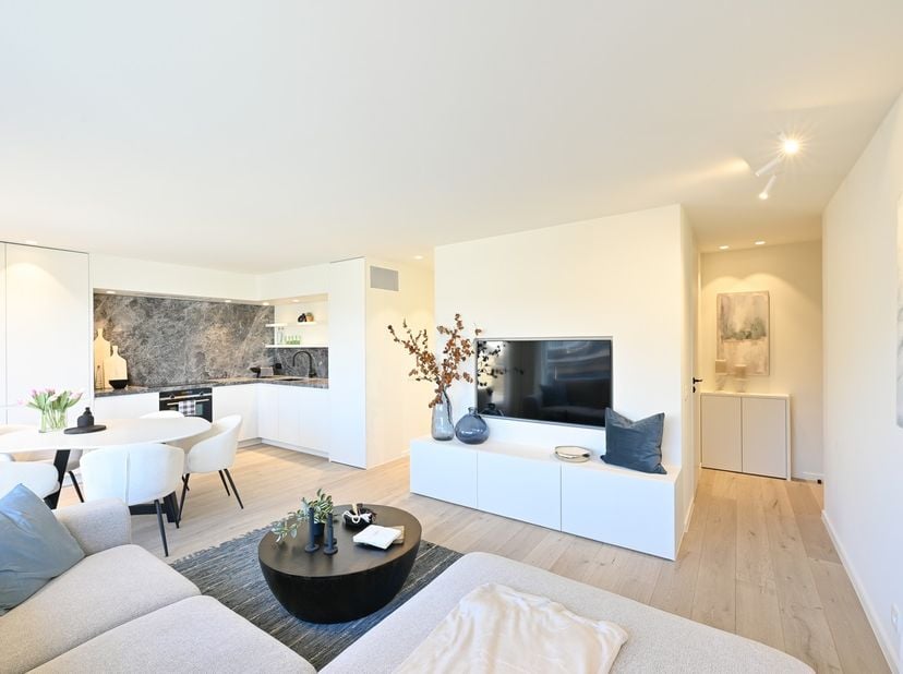 Appartement à quelques pas de la digue et de la place Van Bunnen avec magnifiques terrasses. Disposition: hall d'entrée avec toilettes. Séjour très lu