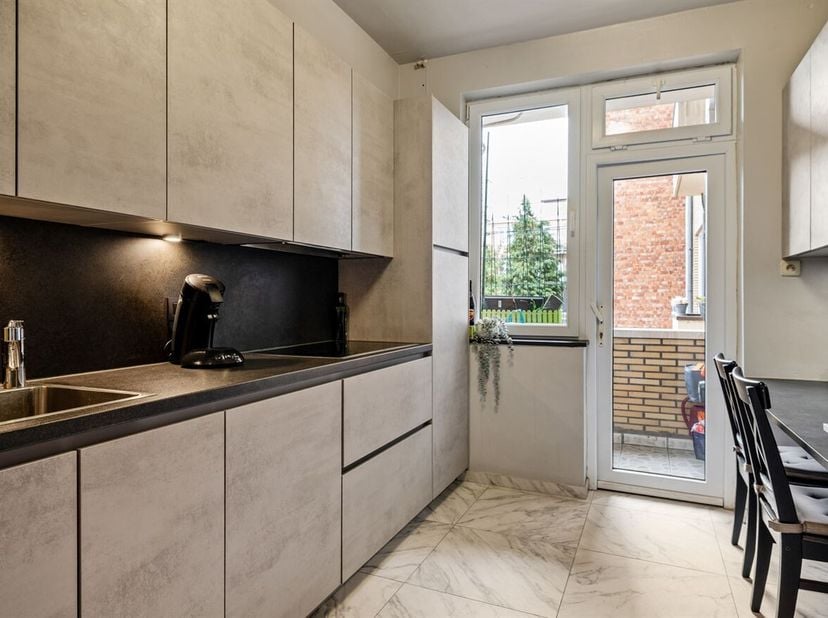 Ruim instapklaar 2-slaapkamerappartement<br />
 Ligging: Ontdek dit uitnodigend appartement op Linkeroever, met het Galgenweel op wandelafstand en vla