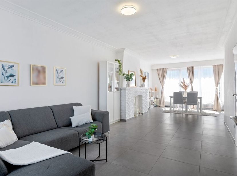 Gerenoveerde duplex met 3 slaapkamers en ruim terras! <br />
Locatie:<br />
Het appartement ligt in een goed bereikbare straat in Turnhout, op korte a