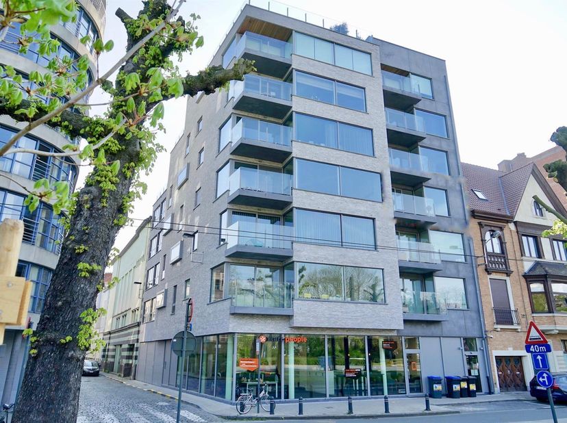 Ligging<br />
Dit prachtig appartement op de 5e verdieping geniet van een uiterst centrale ligging vlakbij het Zuid. Het appartement geniet een zeer g