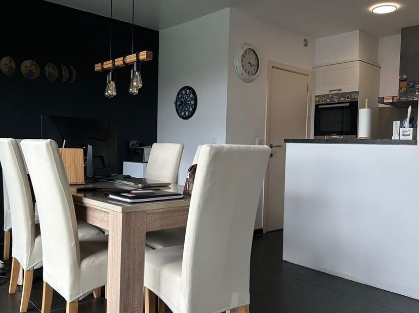 Ruim 2-slaapkamerappartement met terras en autostaanplaats in Turnhout<br />
Ligging<br />
: Gelegen aan de Dokter Paul Janssenlaan met de centrale li