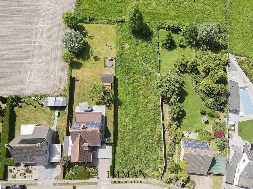 Vous recherchez un beau terrain à bâtir avec un espace extérieur supplémentaire ? Alors ce terrain vaut vraiment le détour.<br />
Ce terrain se compos