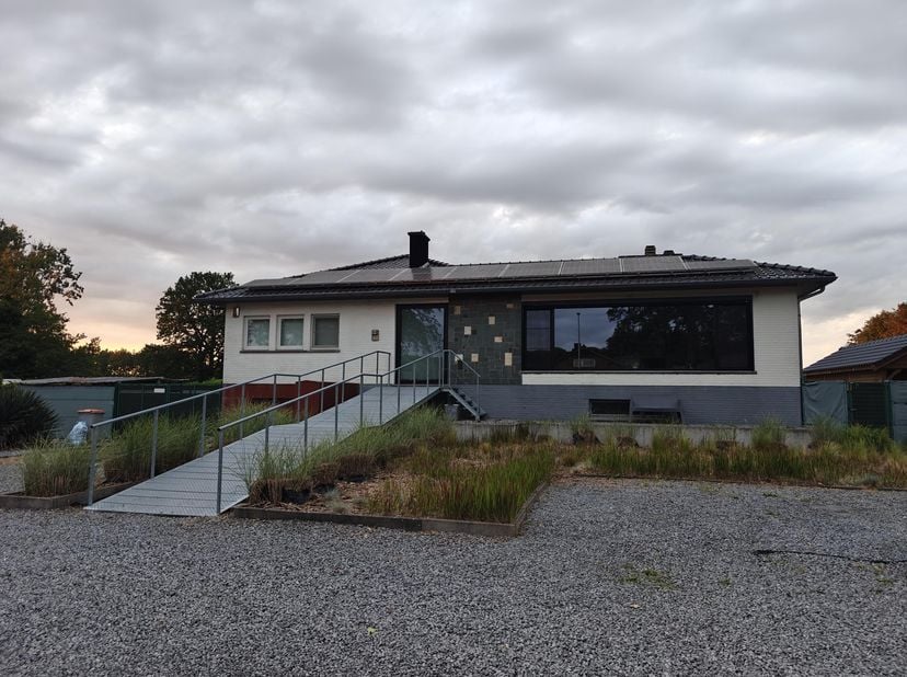 Deels gerenoveerde woning op een zeer rustige locatie te Niel-bij-As. Deze woning is zeer goed gelegen, vlak bij openbaar vervoer, scholen, winkels en