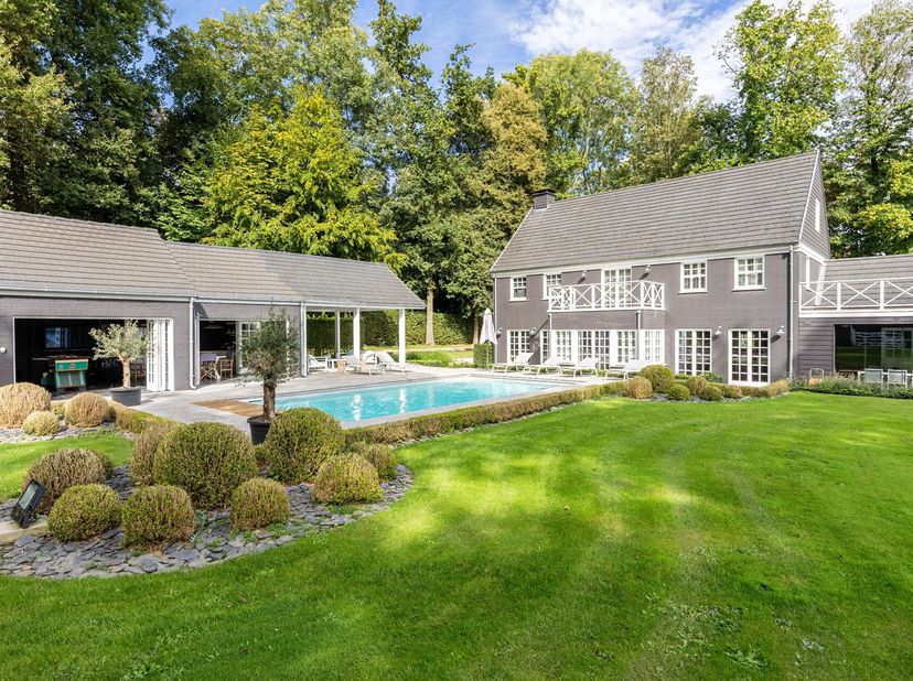 Située dans le quartier résidentiel du Bois du Strihoux à Petit-Enghien et proche du Golf Club d'Enghien, cette villa contemporaine de conception Mi C