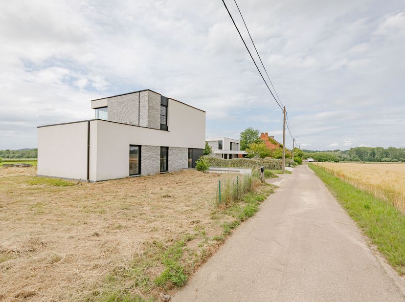 In het groene hart van Pellenberg, in de rustige Latstraat, bevindt zich deze uitzonderlijke villa die in 2019 werd getransformeerd tot een moderne, e