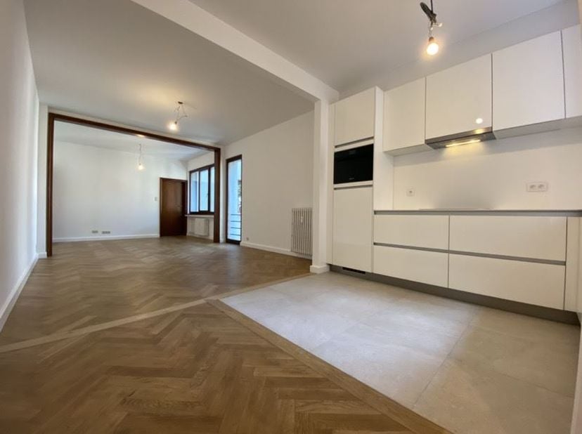 Recent gerenoveerd appartement van 81m² met 2 slaapkamers, op de 2de verdieping in een gebouw voorzien van lift. Met oog voor detail gerenoveerd, het