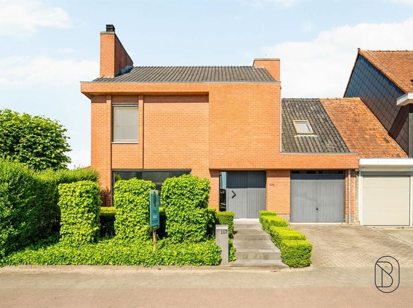 Op zoek naar een ruime en instapklare gezinswoning met tal van mogelijkheden? <br />
Deze verzorgde woning in Gullegem combineert comfortabele leefrui