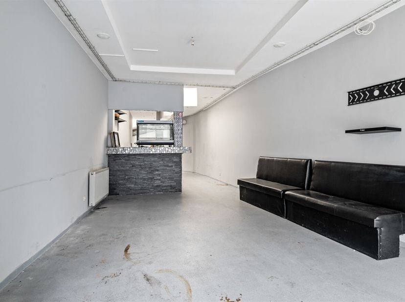 Te renoveren woonhuis met potentieel in centrum Lokeren.<br />
Het pand is heel goed gelegen. Het station van Lokeren ligt op korte afstand en biedt e
