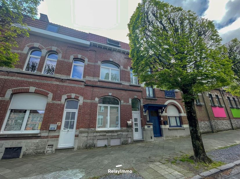 Belle maison d'une surface habitable de +/- 105 m2 avec trois chambres, deux salles de bains et petit jardin.<br />
<br />
Composition : <br />
Hal