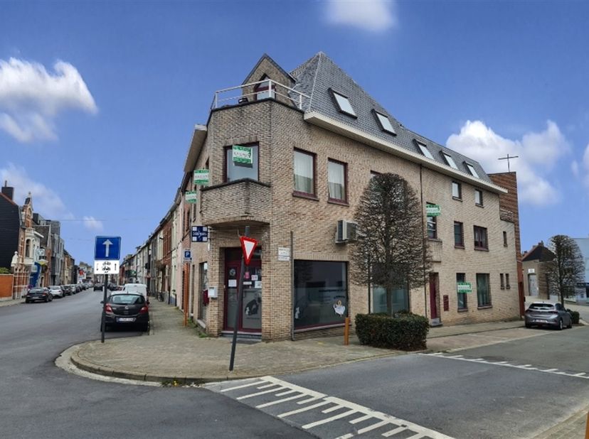 Deze opbrengsteigendom is uitstekend gelegen op wandelafstand van het centrum van Aalst, op de hoek van de Dokter André Goffaertsstraat en de Geraards