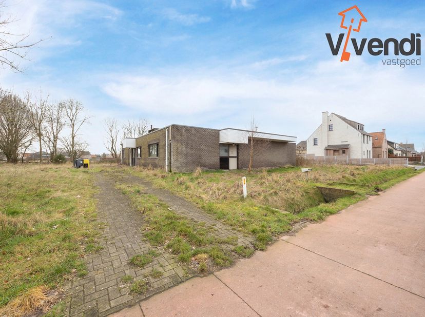 Aan de rand van het centrum van Weelde, waar rust en bereikbaarheid hand in hand gaan, bevindt zich deze woning op een uitzonderlijk ruim perceel met