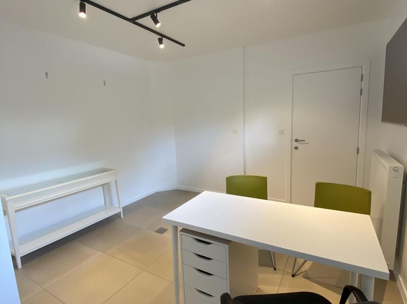 Praktijkruimte te huur in Tongeren, 13m²<br />
<br />
- Exclusief gebruik van de praktijkruimte.<br />
- Gemeubileerd (bureau + 2 stoelen, wandkast).<