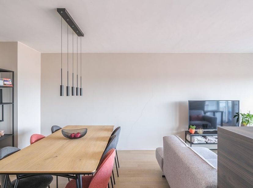 <br />
Dit stijlvol appartement op de zevende verdieping beschikt over een bruikbare vloeroppervlakte van 114 m², twee terrassen en een ondergrondse a