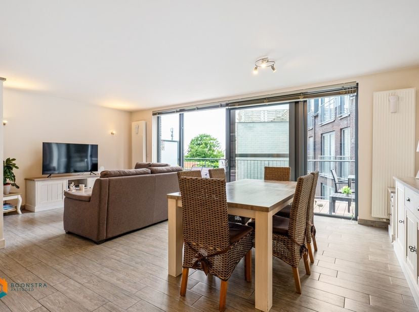 Op een uitstekende locatie te Mechelen bevindt zich dit recent, energiezuinig 2 slaapkamer appartement met terras en ondergrondse staanplaats. U bevin