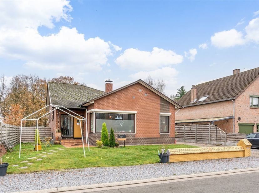 Deze vrijstaande split-levelwoning van 166 m² biedt aangename leefruimtes, veel lichtinval en een praktische indeling. De professionele keuken vormt e