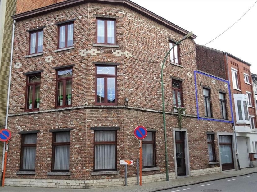 Beschikbaar vanaf 1/9/2026. Dit gezellig appartement bevindt zich op de 1ste verdieping (geen lift). De living is L-vormig en heeft 2 grote ramen die