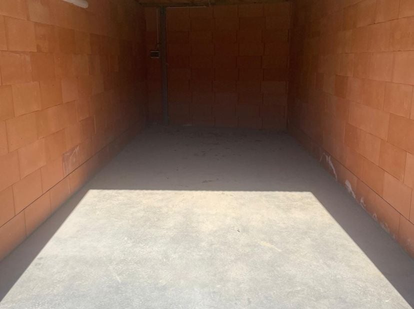 In de Stationsstraat, bij 'Residentie Scarpato' , pal in het centrum van Kortemark, treffen we hier verschillende garages te koop.<br />
Mogelijkheid