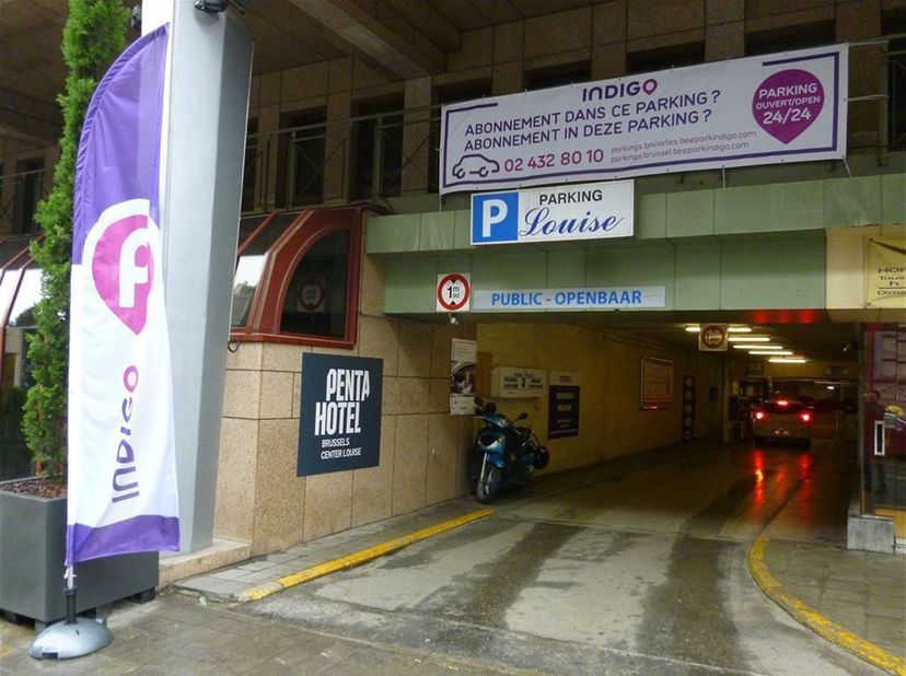 INFO/VISITE : WhatsApp/SMS = 0476.57.08.72 (Chris. Delbrouck, IPI) - Te huur : parkeerplaats gelegen in de "COMPLEXE LOUISE", RUE DE LIVOURNE 11 (inga