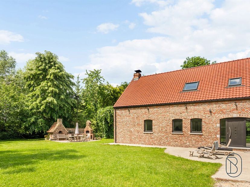 Située dans un environnement calme, à deux pas de la frontière française, cette construction traditionnelle est érigée sur un vaste terrain de 5.600 m