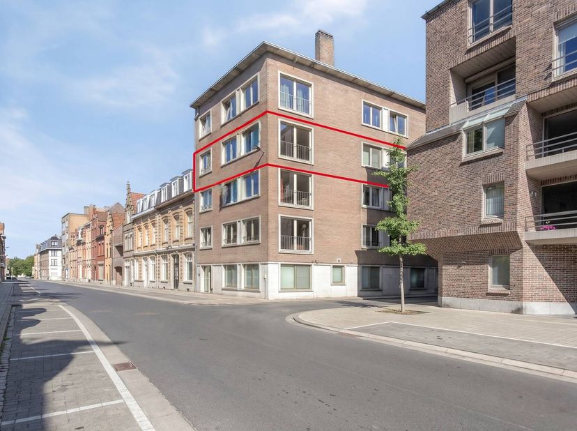 Ruim en energiezuinig appartement te koop in Ieper met 3 slaapkamers en een uniek terras. Toplocatie in centrum Ieper met mooi zicht op het Astridpark