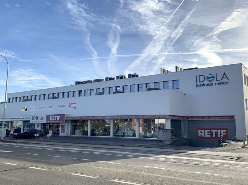 40m² kantoorruimte voor 6 werkposten op 2de verdieping van  Idola Bedrijvencentrum,<br />
Ligging: commercieel gelegen langs de Antwerpsesteenweg (Gen