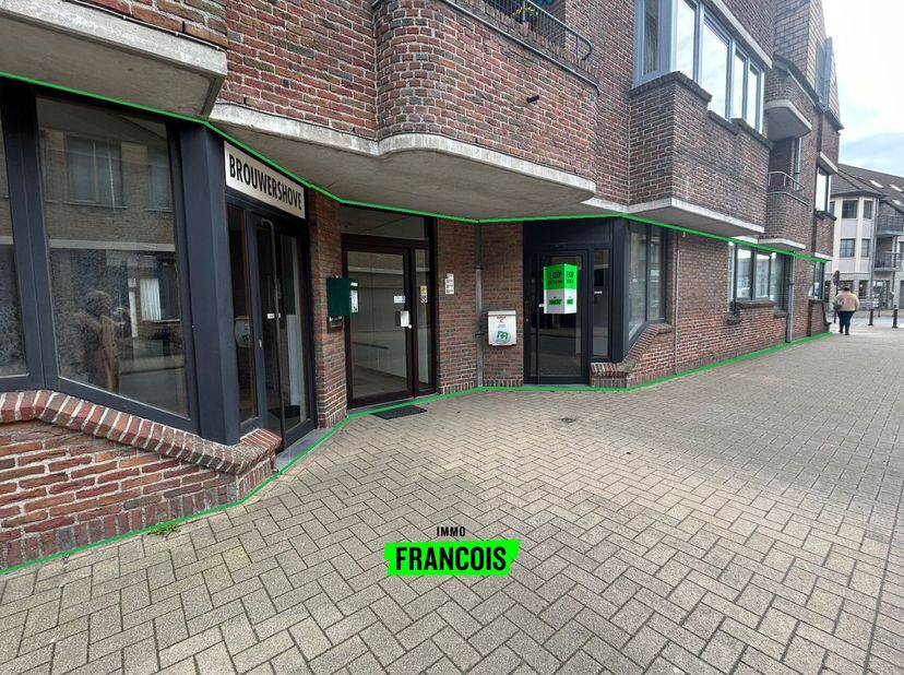 Vous êtes à la recherche dun bien spacieux et polyvalent avec une excellente visibilité et de nombreuses possibilités ? Alors ce bien situé au centre