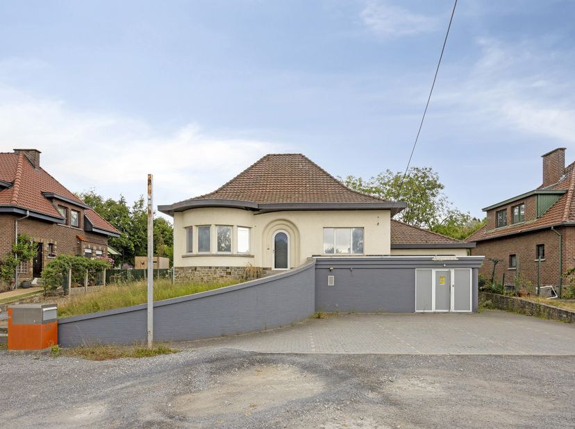 Propriété offrant un beau potentiel d'aménagement, idéalement située sur la Brusselsesteenweg avec terrasse et jardin orientés sud-ouest.<br />
Cette