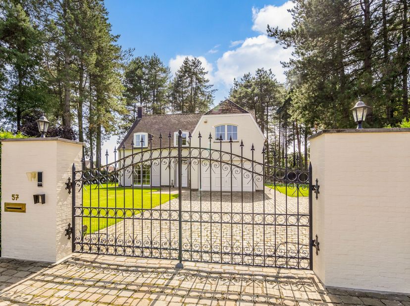 Bent u op zoek naar een prachtige woning in Houthalen-Helchteren? Dan is deze villa in open bebouwing precies wat u zoekt! Deze ruime en luxueuze woni