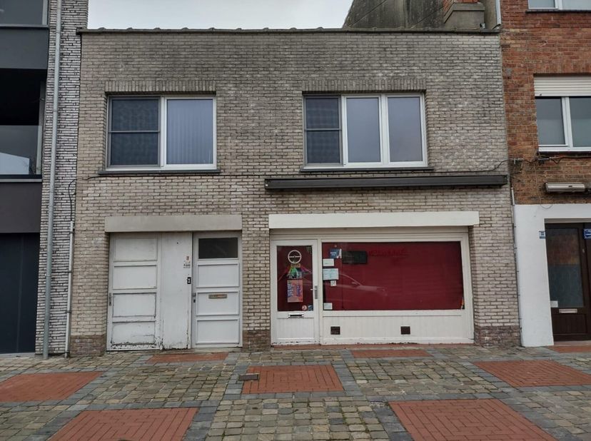 Ontdek dit handelspand met woonst op gunstige locatie te Bredene. Het pand bevindt zich in het toeristisch centrum van de gemeente vlakbij winkels, ho