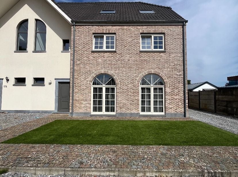 BEZOEKAANVRAGEN UITSLUITEND VIA MIJN HUURPROFIEL, KLIK OP CONTACTKNOP OM UW BEZOEK AAN TE VRAGEN Ruime woning met drie slaapkamers en ruime zolder te