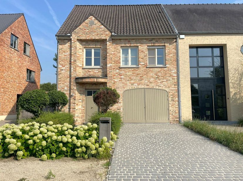 Kijkdag zaterdag 20 juni tussen 9 en 12u. Enkel op afspraak.<br />
Lees de volledige tekst op onze website<br />
Ruime woning met min. 4 slaapkamers o