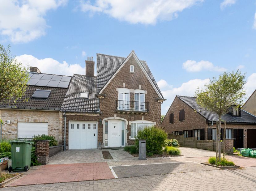 Karaktervolle ruime halfopen woning met 4 slaapkamers, garage en zonnige tuin in Lauwe<br />
In een uiterst rustige en residentiële wijk in Lauwe bevi