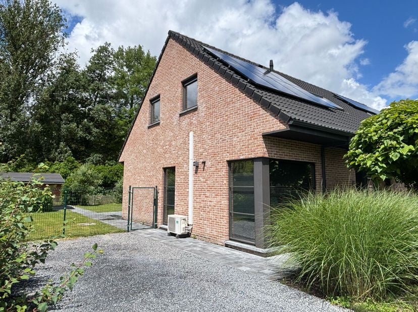 In een rustige woonwijk in bruisend Stasegem vinden we deze jonge woning terug (bouwjaar '17). Naast een leuke tuin en ruime mogelijkheid voor het pla