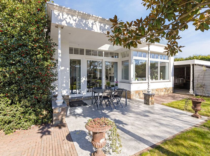 Deze verzorgde woning met hoogwaardige afwerking werd doorheen de jaren vernieuwd en is zeer goed onderhouden. Dankzij de doordachte indeling is ze ge