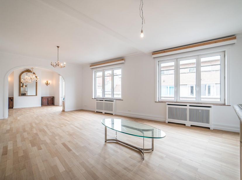 In de onmiddellijke nabijheid van het Kasteleinplein en gelegen in een binnenkoer aan de Louizalaan, ruim appartement met drie slaapkamers, met een op