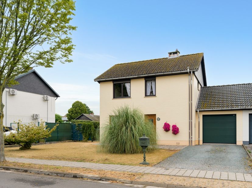 Deze mooie, vrijstaande woning is prima gelegen in een rustige, residentiële wijk in Berendrecht, vlakbij het centrum, winkels, openbaar vervoer en sc