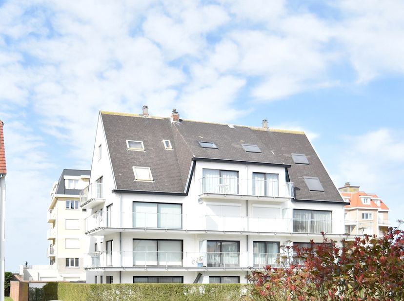 Spacieux appartement d'angle avec terrasses orientées sud et ouest — situé dans l'un des quartiers les plus prisés de De Haan.<br />
<br />
La place C
