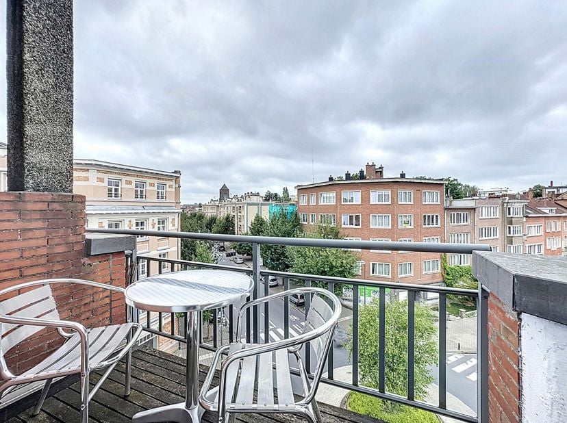WE INVEST Ixelles biedt u deze kamer te huur aan in een appartement dat ideaal gelegen is aan de Avenue Général Médecin Derache, bestaande uit: een in