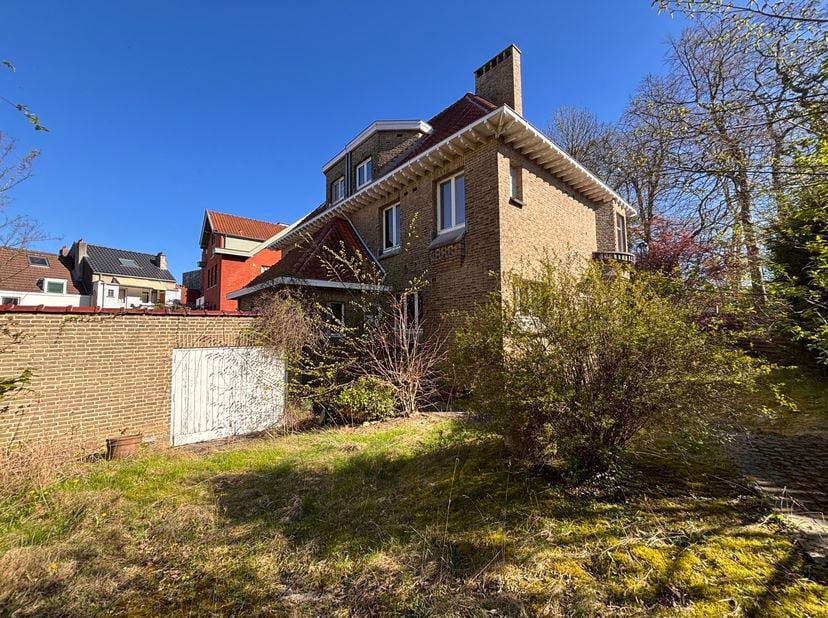 ---- EN ATTENTE DE COMPROMIS ---- QUARTIER DU TRANSVAAL – Maison 3 façades avec jardin orienté Sud<br />
<br />
Située dans un quartier calme et résid