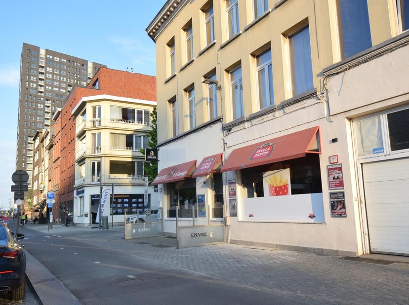 HANDELSFONDS TE KOOP Mooie handelszaak op toplocatie 'Eilandje' met groot terras. Overname wegens pensioenleeftijd zonder opvolging. Notarieel 'Handel