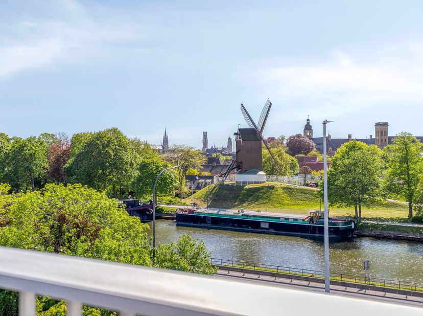 In residentie "De Mouterie", gelegen langs het Zuidervaartje te Sint-Kruis (Brugge), bevindt zich dit uitzonderlijk penthouse appartement (5de verdiep