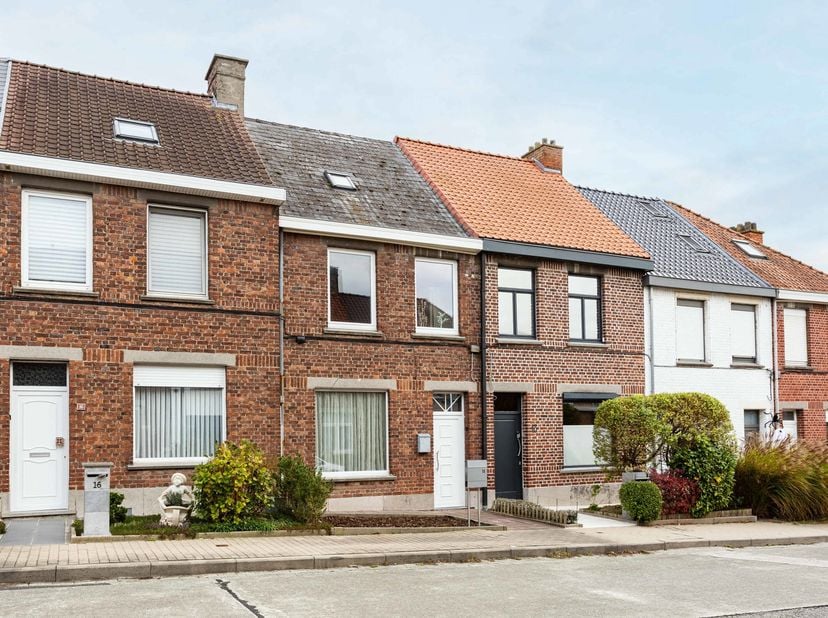 Cette maison prête à emménager est située dans un quartier calme, en bordure de la ville de Renaix, à distance de marche de l’hôpital.<br />
<br />
La