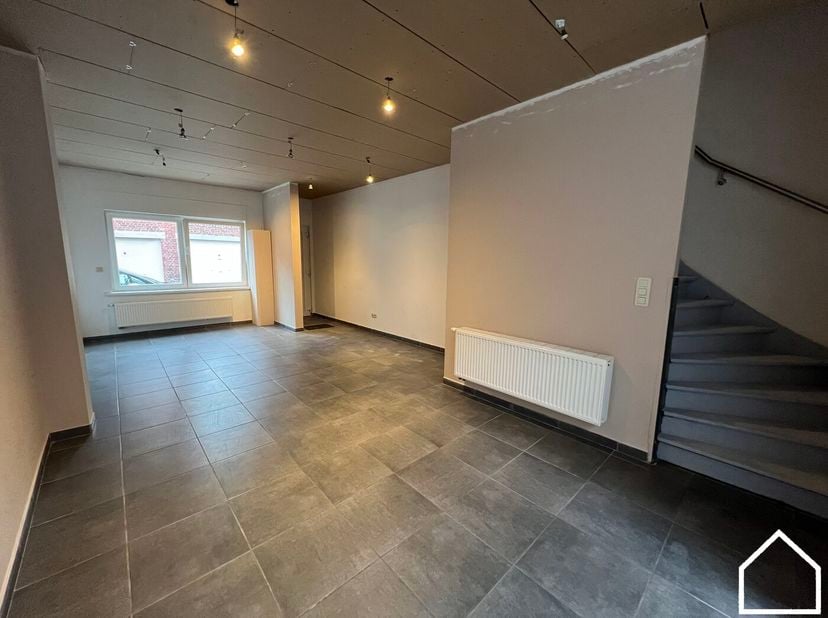 Deze aangename woning bevindt zich op een centrale ligging, vlak bij verschillende voorzieningen zoals winkels, scholen, openbaar vervoer en andere da