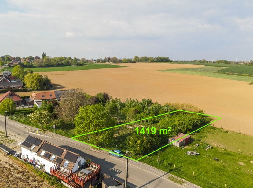 Terrain de 1419 m² situé à 5 minutes du centre ville de Tournai.<br />
<br />
Caractéristiques :<br />
Profondeur de +/- 61 m, largeur de +/- 27 m, te