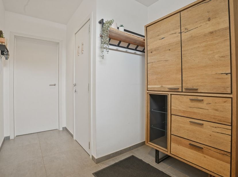 In het gezellige Keiem bevindt zich deze volledig gerenoveerde woning op een aangenaam perceel. De woning werd in 2023 volledig vernieuwd en combineer