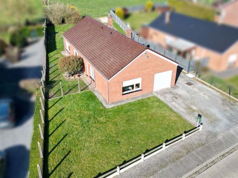 Charmante gelijkvloerse villa op 8 are 50 centiares in het charmante dorpje Wadelincourt.<br />
<br />
Mooie villa uit 1970 die als volgt gemodernis