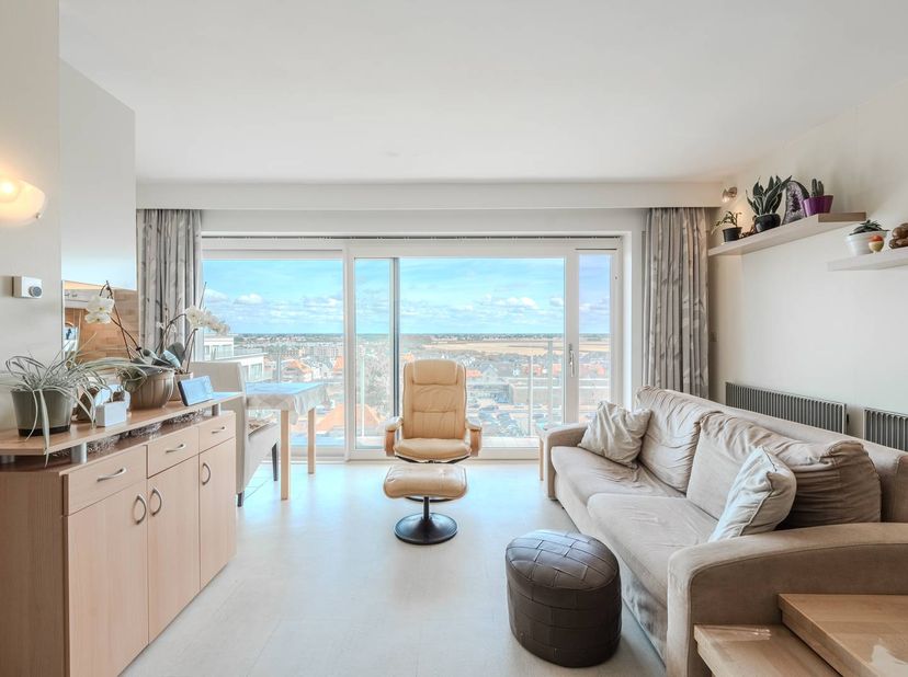 Prachtige studio met ruim terras te koop, gelegen op de negende verdieping van de gerenoveerde residentie Diplomat, Zeedijk 169. Deze studio is instap