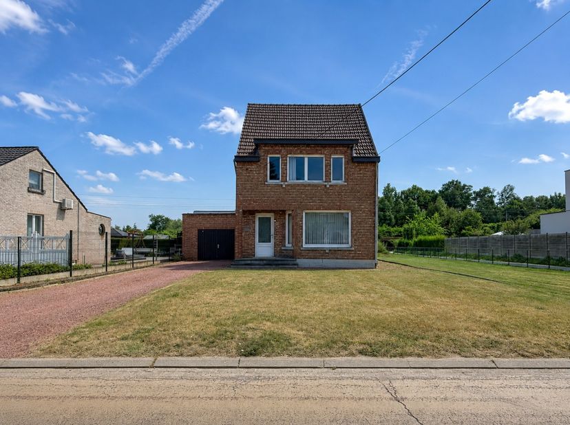 Bent u op zoek naar een gezinswoning die u volledig naar eigen smaak kunt renoveren? Dan is deze charmante woning in Rotselaar een uitstekende opportu