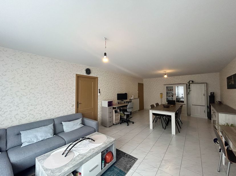 In&amp;nbsp;het centrum van Roeselare, vlakbij het centraal station vinden we dit appartement met 2 slaapkamers en een ruim terras .&amp;nbsp;<br />
De kleute