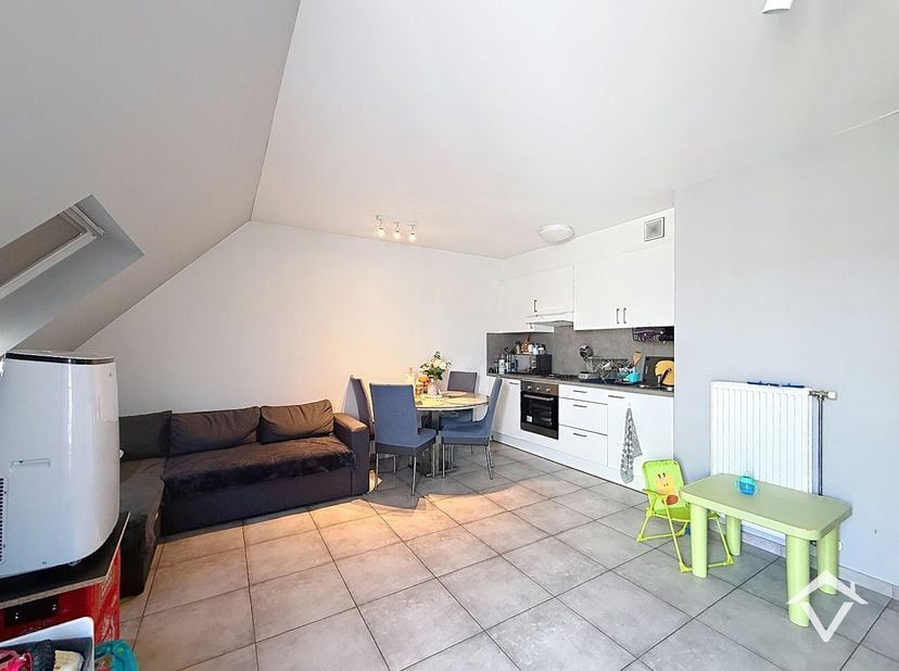 Nieuwbouwappartement op de 3de verdieping, gelegen in het centrum van Roeselare op 150m van de Grote Markt. Dit appartement, volledig afgewerkt met kw